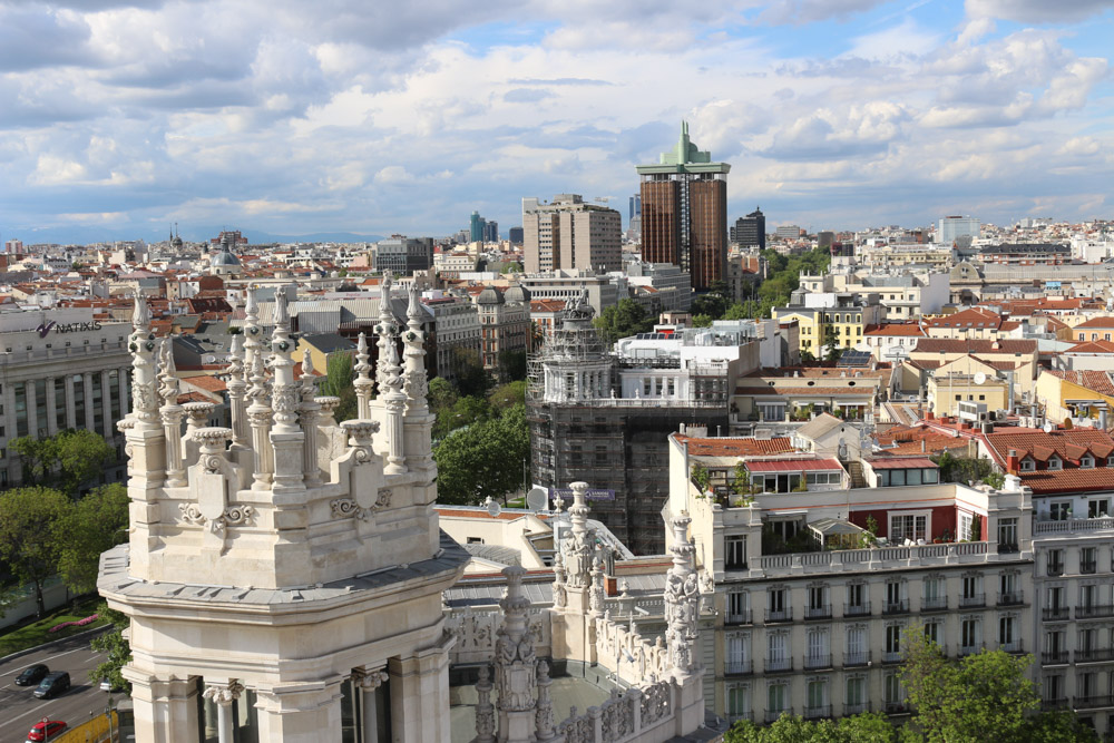 Blick von der Spitze des Palacio de Cibeles über die Innenstadt von Madrid