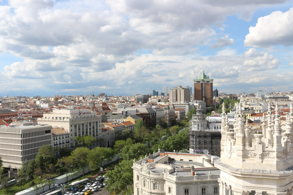 Blick von der Spitze des Palacio de Cibeles über die Innenstadt von Madrid