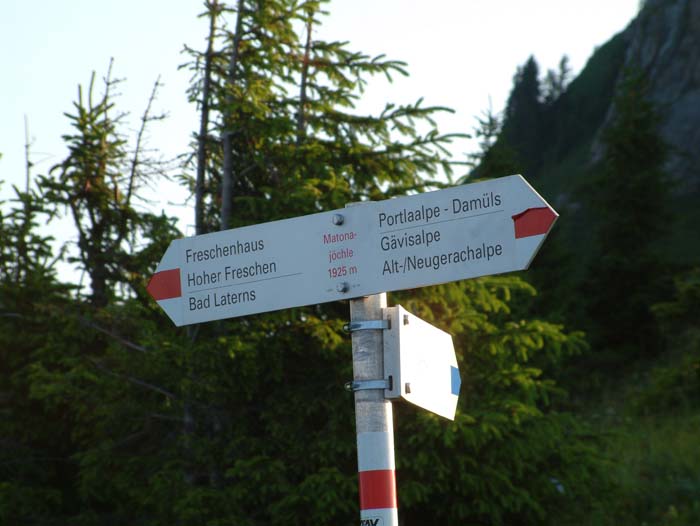 Wegweiser auf dem Matronajöchle (1925m über N.N.). Der Weg geht weiter in Richtung Hoher Freschen.