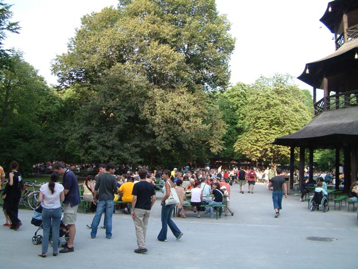 Chinesischer Turm mit Biergarten im Englischen Garten