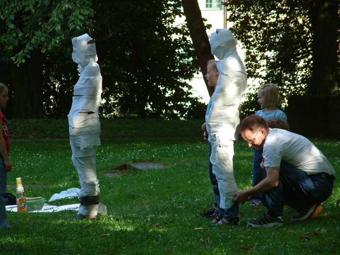 Kinder werden auf einer der Isar-Inseln mit Klopapier eingewickelt. Auch eine Form von Hobby ;-)