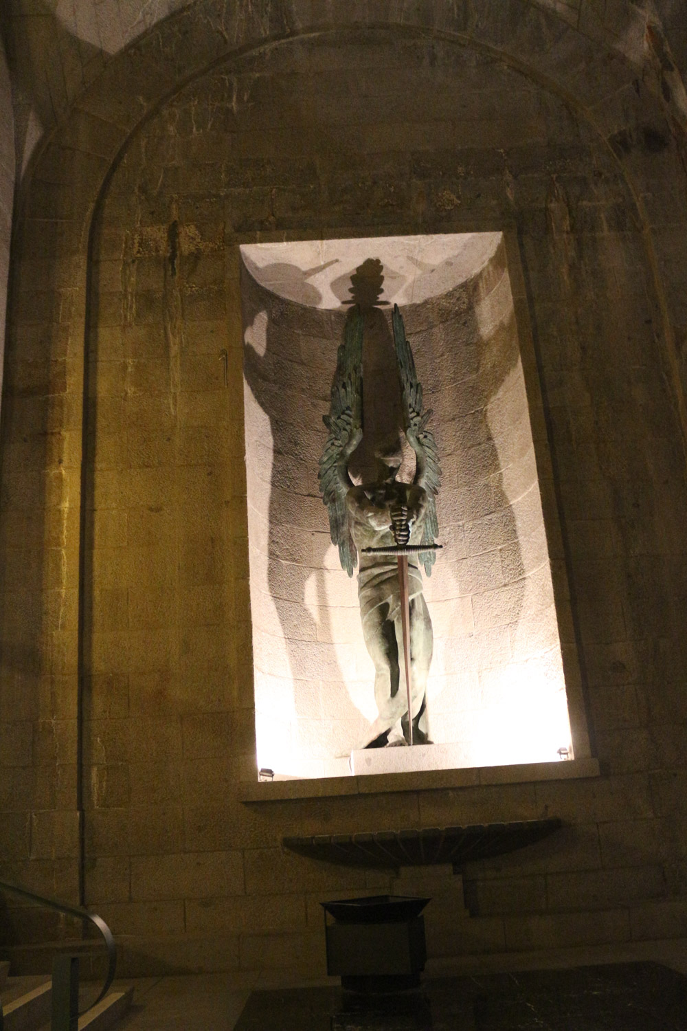 Riesige Bronzestatue im Eingangsbereich der Basilika von Valle de los Caídos