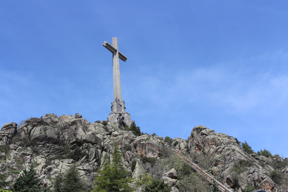 155 Meter hohes und 44 Meter breites Betonkreuz über der Basilika de Valle de los Caídos