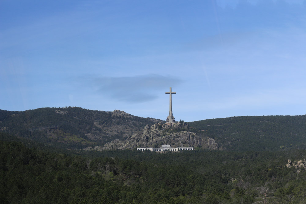 Blick auf das Monument Valle de los Caídos und die darum liegenden Hügel aus rund 1km Entfernung