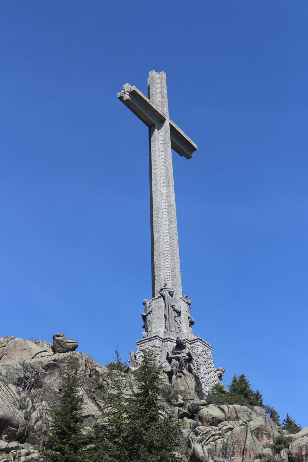 155 Meter hohes& und 44 Meter breites Betonkreuz über der Basilika de Valle de los Caídos