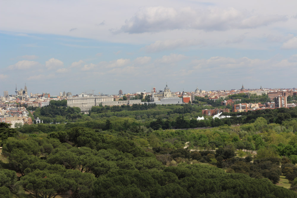 Blick von der Seilbahn Teleférico de Madrid zum Königsschloss