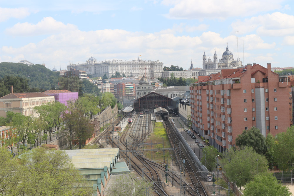 Blick von der Seilbahn& Teleférico de Madrid zum Bahnhof und dem Königsschloss
