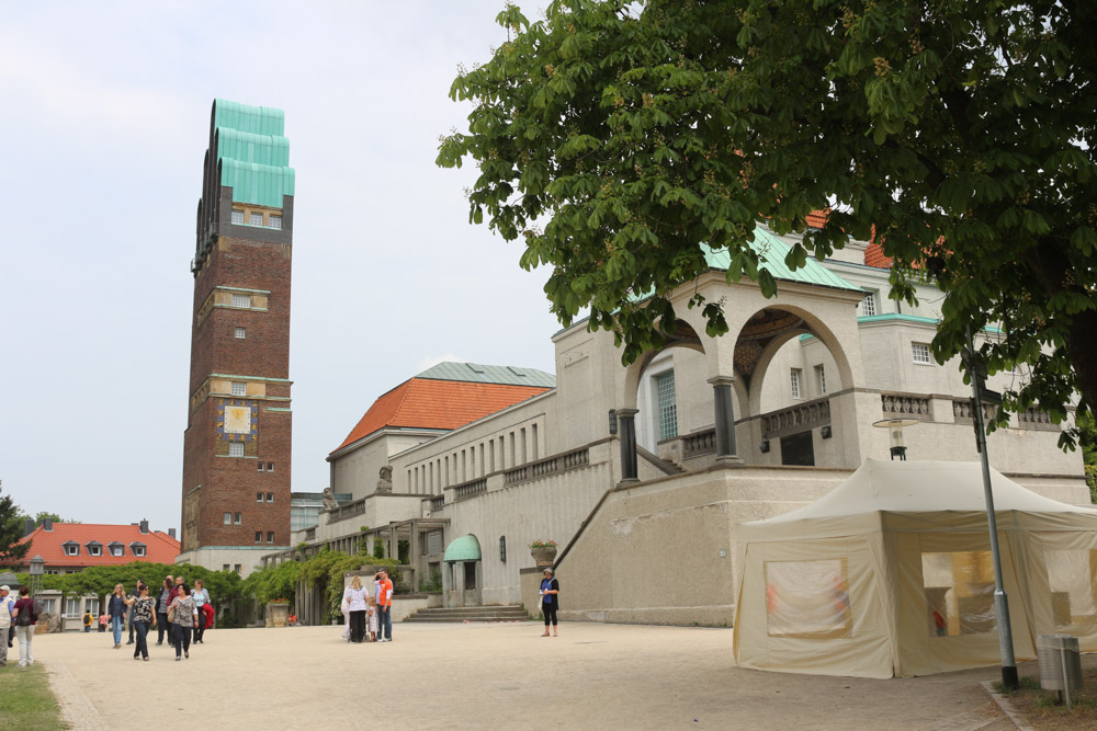 Ausstellungsgebäude der Künstlerkolonie sowie der Hochzeitsturm