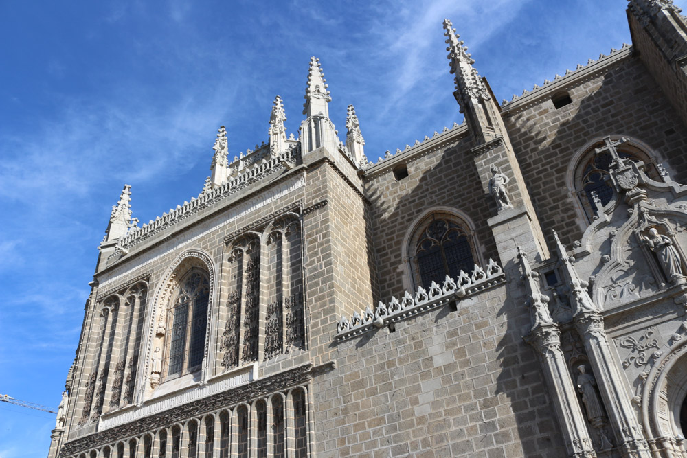 San Juan des los Reyes ist ein Franziskanerkloster aus dem 16. und 17. Jahrhundert.& Die Katholischen Könige stifteten als Dank für den Sieg über die Portugiesen bei Toro im Jahr 1476 das Kloster. Der Bau zog sich bis Anfang des 17. Jahrhunderts hin und stellt eine Mischung aus spätgotischem und Mudejar-Stil dar.