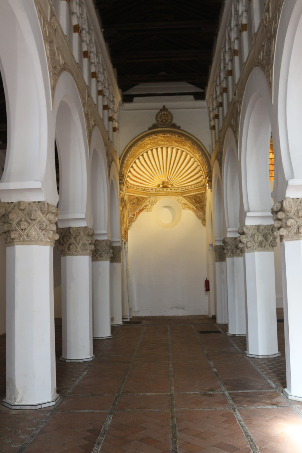 Santa María la Blanca heißt die ehemalige Synagoge Ibn Shushan in der spanischen Stadt Toledo. Die zu einer katholischen Kirche umgewandelte Synagoge dient heute als Museum.
Die in ihrem Äußeren völlig unscheinbare ehemalige Synagoge wurde aus Ziegel- und Bruchsteinen im Mudéjar-Stil erbaut. Erst im Innern zeigt sich der Glanz ihrer Architektur: Wände und Pfeiler sind zur Gänze verputzt, in den höheren Wandsegmenten finden sich eingestellte Säulchen und reichhaltiges geometrisches Stuckdekor.
