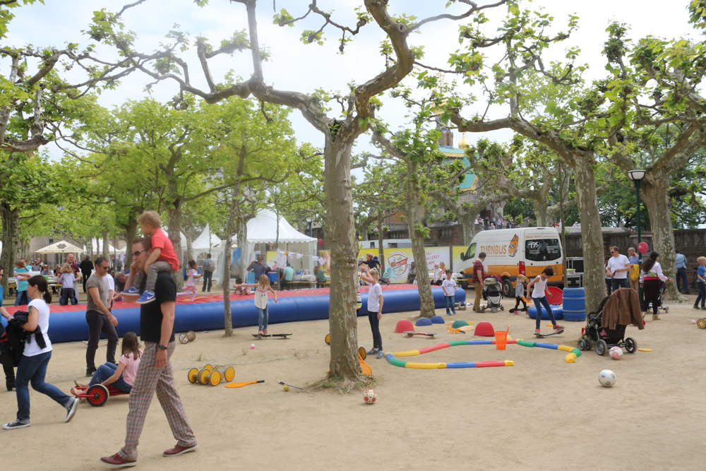 Zelte und Kinderspielplatz auf den 12. Darmstädter Jugendstiltagen der Mathildenhöhe