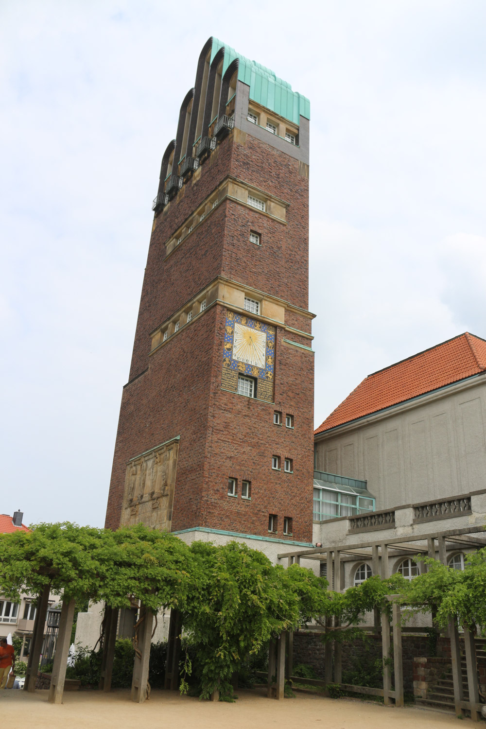 Das Wahrzeichen Darmstadts ist der 48 Meter hohe Hochzeitsturm. Vor Ort ist er auch unter dem Namen „Fünffingerturm“ bekannt.