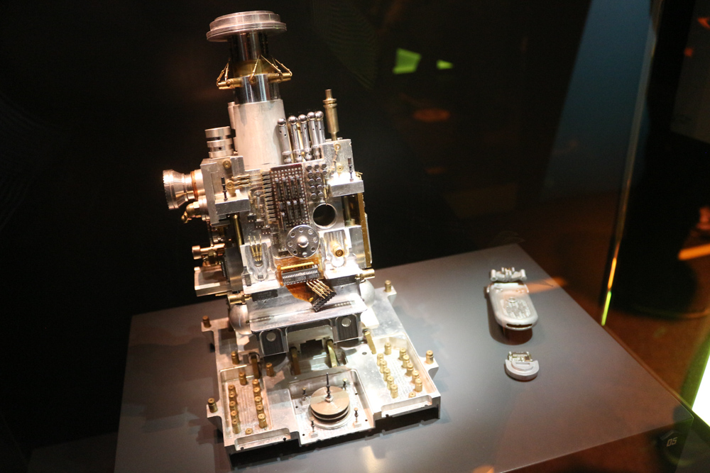 Strange microscope used to detect midi-chlorian cells in blood samples. Still think this is really a stupid idea introduced in Episode I.