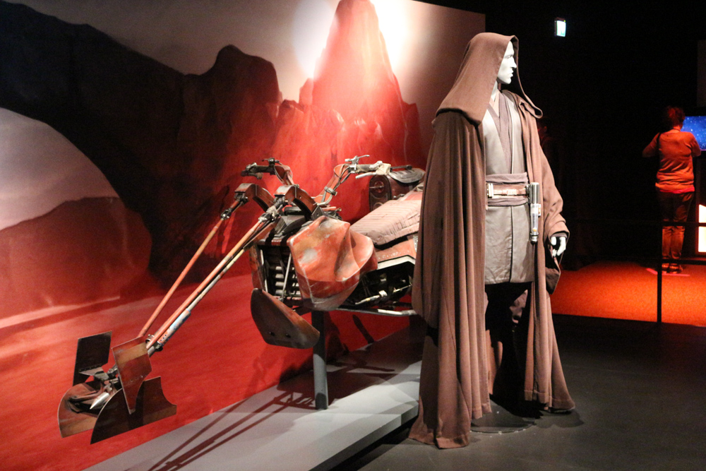 Costume and speed bike of Anakin Skywalker