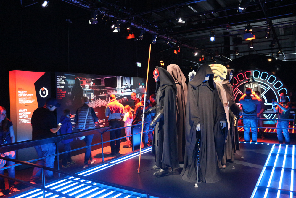 Verschiedene Kostüme in dem Raum wo sich die Wahl zwischen der dunklen oder hellen Seite der Macht stellt
