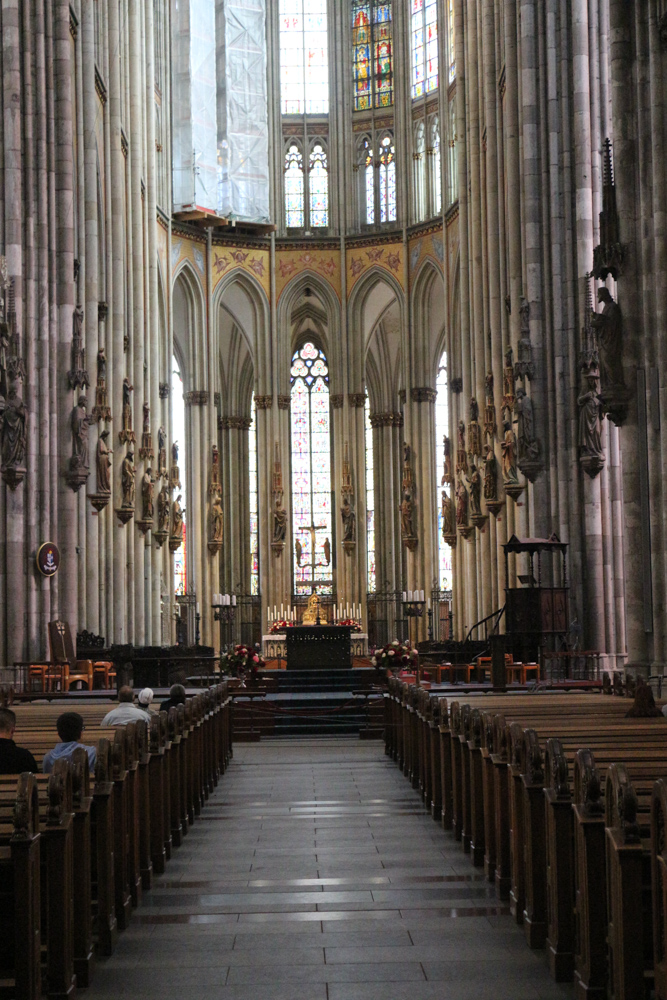Chor des Kölner Doms mit dem Dreikönigenschrein im Hintergrund