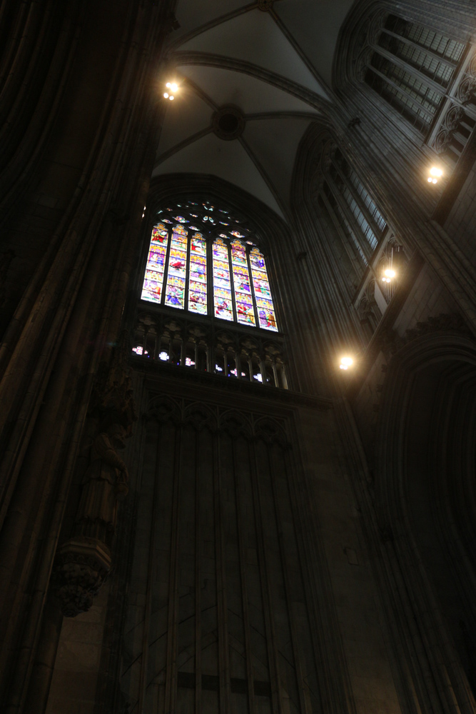 Restaurierte obere Fenster des Chors im Kölner Dom. Sie wurden ursprünglich im 19. Jahrhundert eingebaut und sind dann während des Zweiten Weltkriegs zerstört worden. Derzeit restauriert man sie wieder im neogotischen Stil.