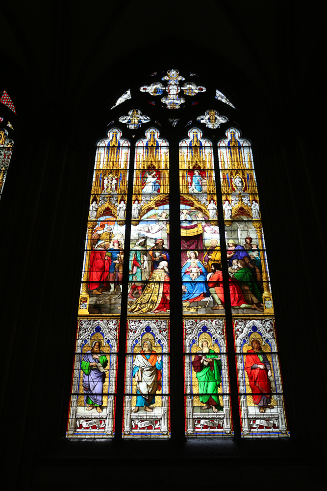 Große gotische Fenster in der Südseite des Kölner Doms