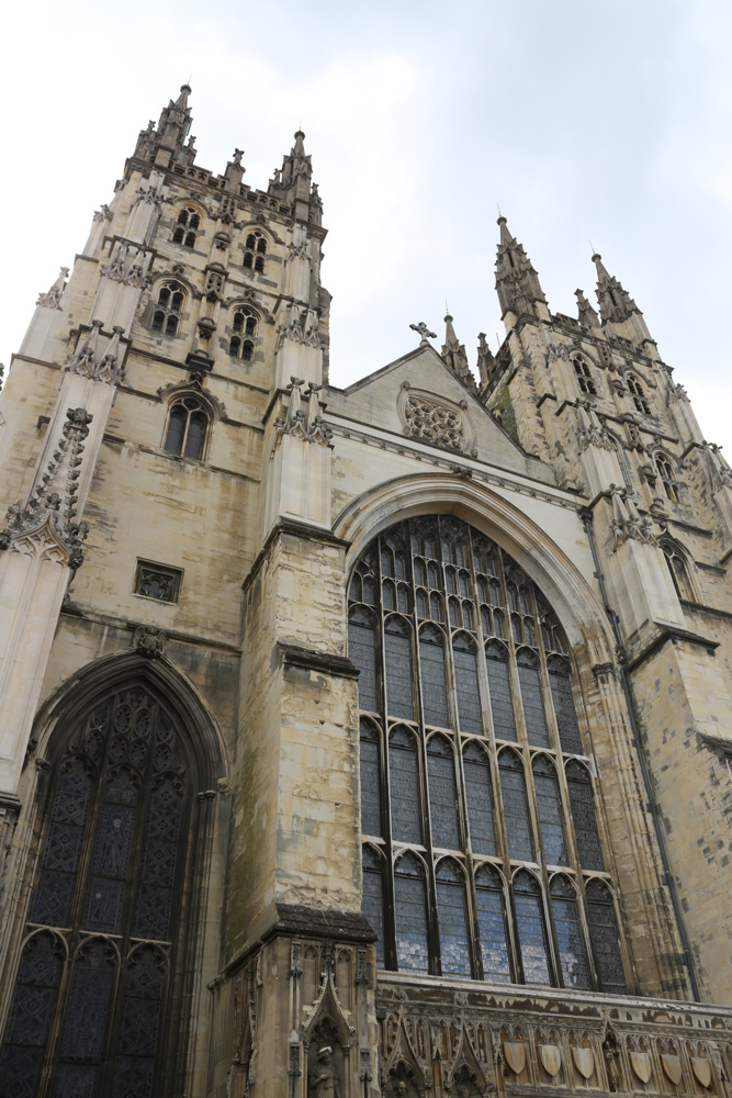 Die beiden westlichen Türme über dem Haupteingang der Kathedrale von Canterbury