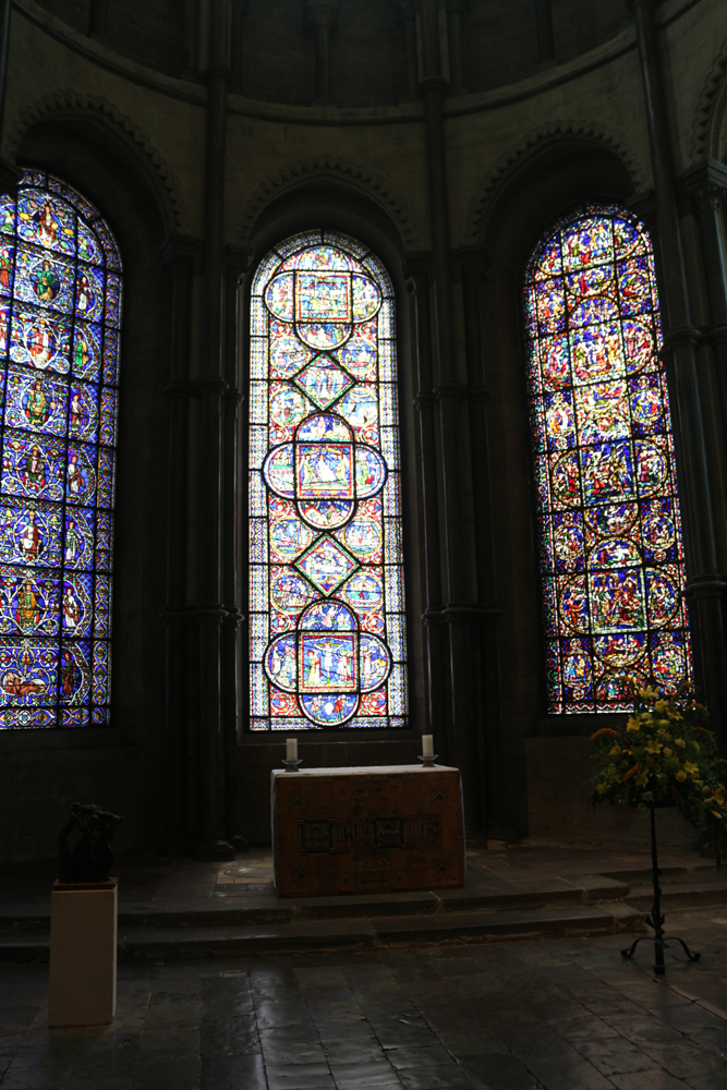 1184 wurde die Chorscheitelkapelle am Ostende der Kathedrale angehängt, um einen kostbaren Schrein mit den Gebeinen des heiliggesprochenen Thomas Becket aufnehmen zu können. Der Raum wird bis heute Corona oder Becket’s Crown genannt. Hier werden heute die Heiligen und Märtyrer unserer Zeit verehrt.