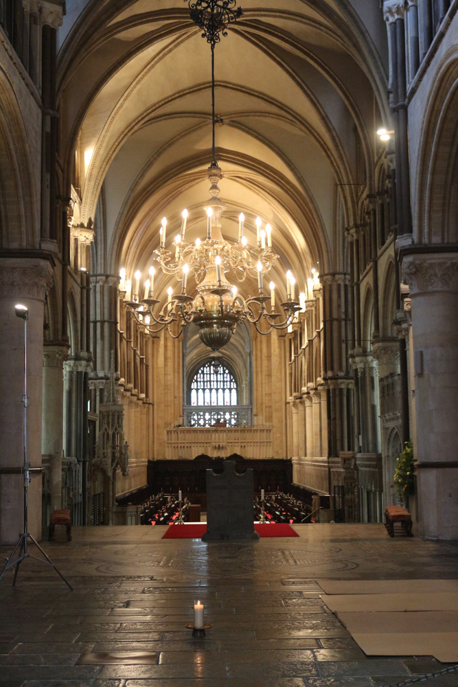 Die Kerze markiert die Stelle an der von 1220 bis 1538 der Schrein des heiligen Erzbischofs Thomas Becket stand. König Heinrich VIII ließ den über 300 Jahre zuvor ermordeten Becket zu einer Anklage wegen Hochverrat vorladen. Da der Tote nicht zum Gericht erschien, wurde im Gegenzug das mit Edelsteinen und Gold geschmückte Grab zerstört und seine Wertgegenstände dem König übergeben.