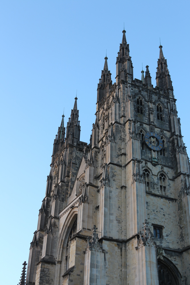 Die beiden westlichen Türme über dem Haupteingang der Kathedrale von Canterbury