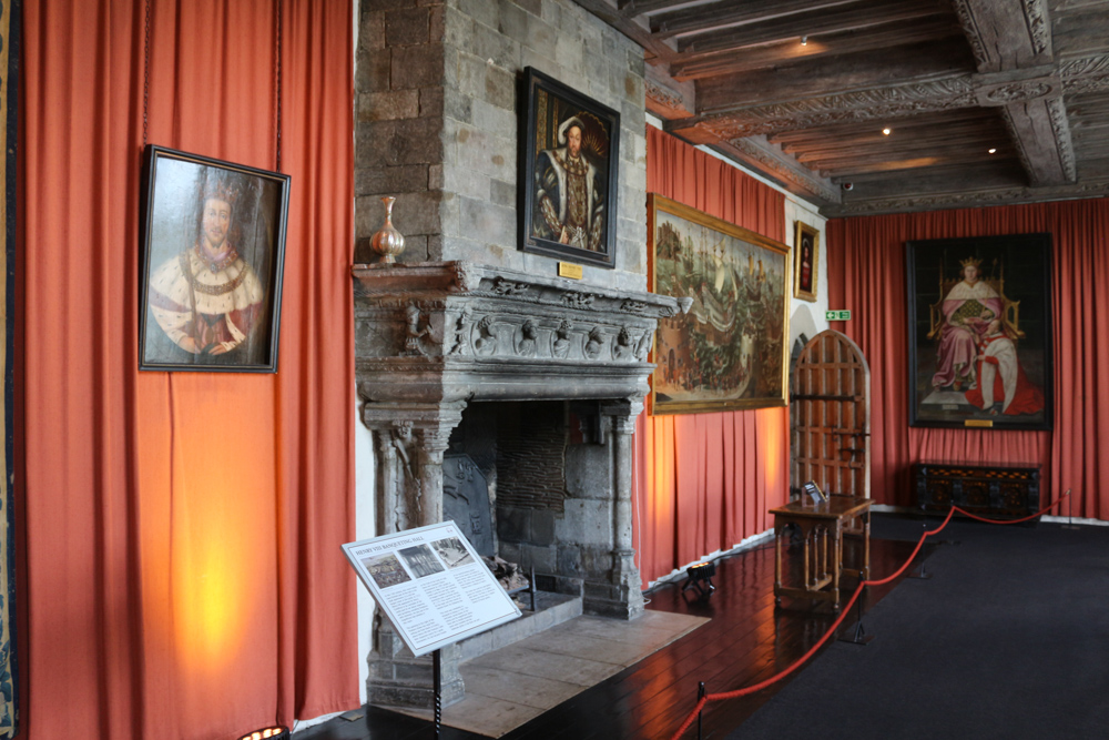 Speisesaal Heinrichs VIII mit Gemälden verschiedener Könige rund um den großen französischen Kamin aus dem 16. Jahrhundert.