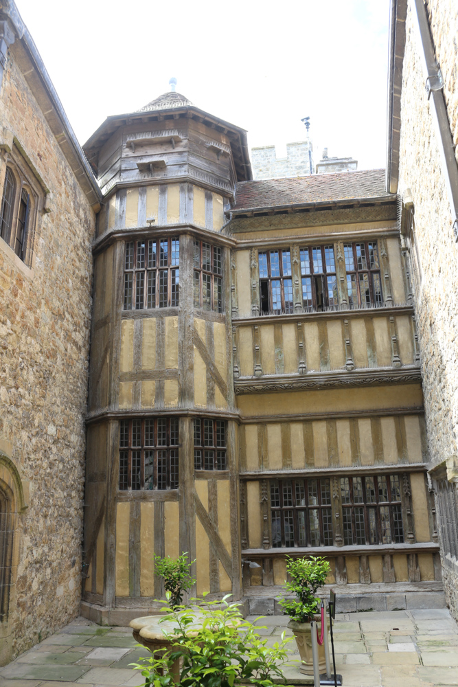 Innenhof mit Fachwerkfassade im alten Teil des Leeds Castle