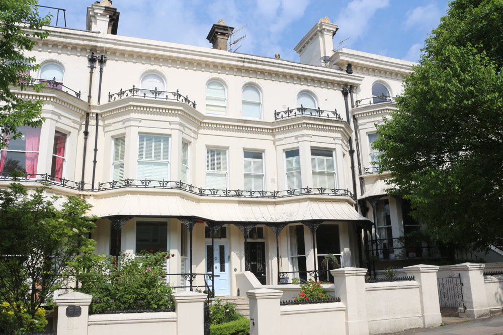 Grand upper class houses near Brighton beach reminding of the height of the bath during Victorian times