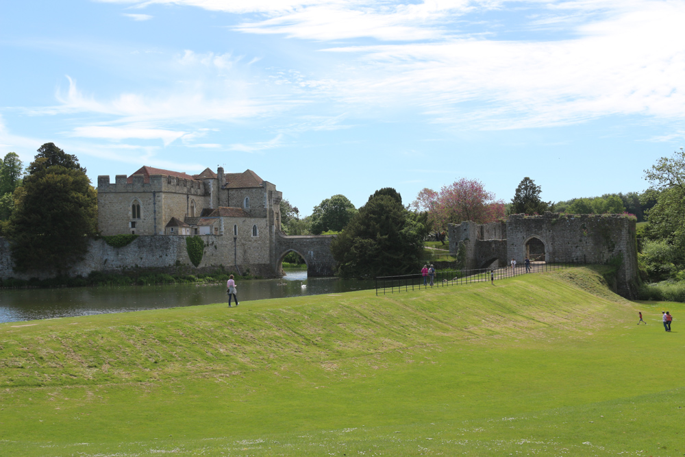 Torhaus des Leeds Castle mit der Brücke über den Wassergraben