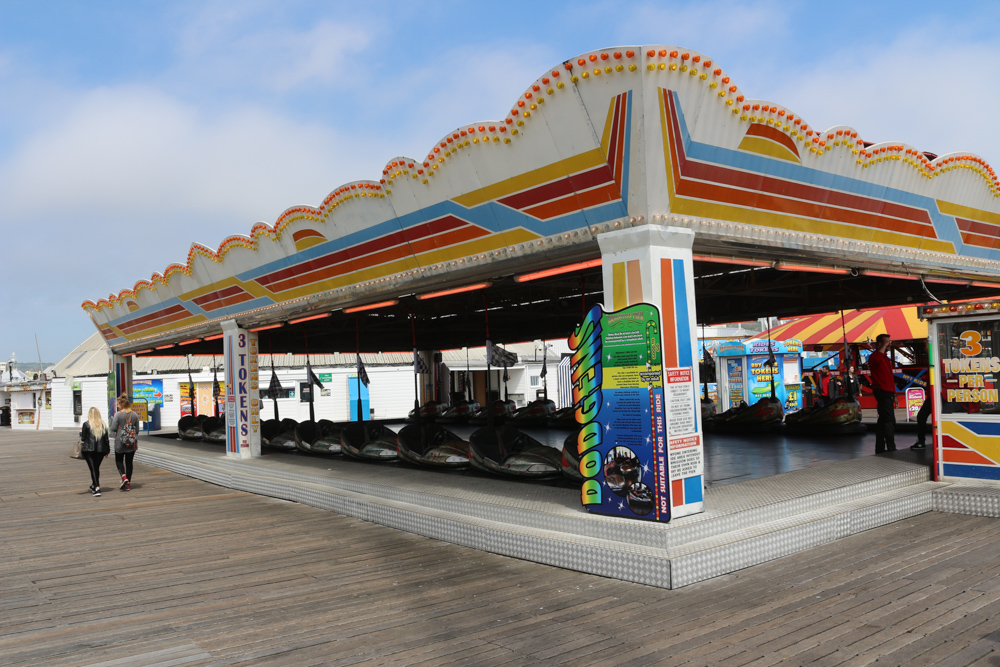 Kleiner Freizeitpark an der Spitze des Brighton Pier