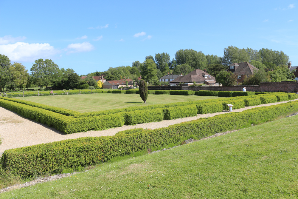 Reconstruction of the former formal gardens in the center of the villa