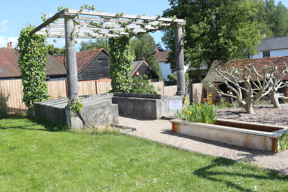 Reconstruction of the former formal gardens in the center of the villa