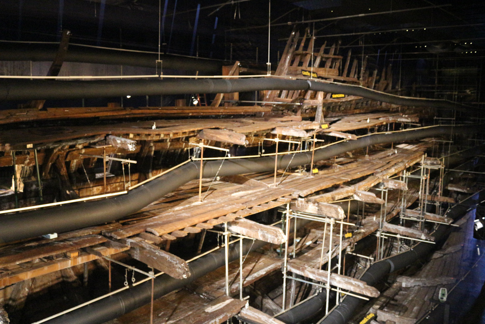 Ungefähr die Hälfte der Mary Rose hat die Jahrhunderte auf dem Meeresgrund überstanden. Sie wird nur restauriert und konserviert. Es ist wichtig zu verhindern, dass das uralte Holz verfällt.