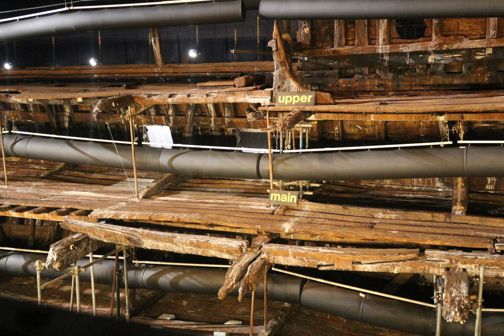 Ungefähr die Hälfte der Mary Rose hat die Jahrhunderte auf dem Meeresgrund überstanden. Sie wird nur restauriert und konserviert. Es ist wichtig zu verhindern, dass das uralte Holz verfällt.