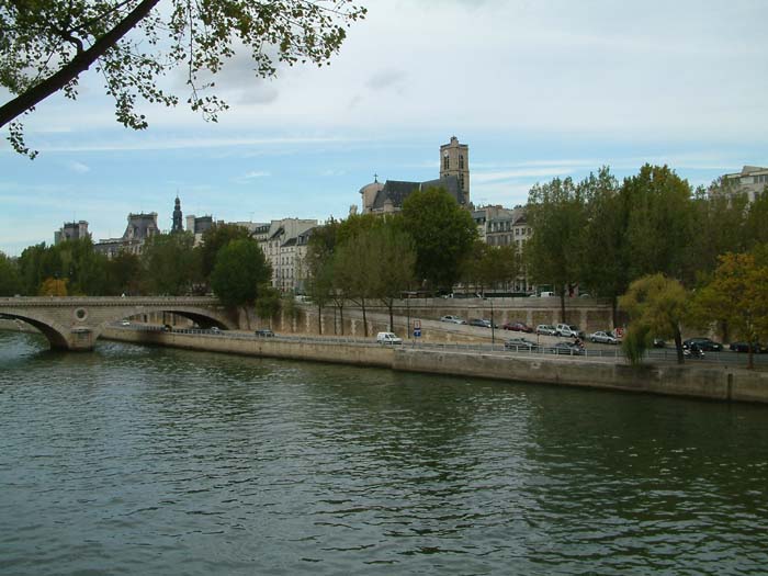 View from the Île St-Louis over the Seine to the north