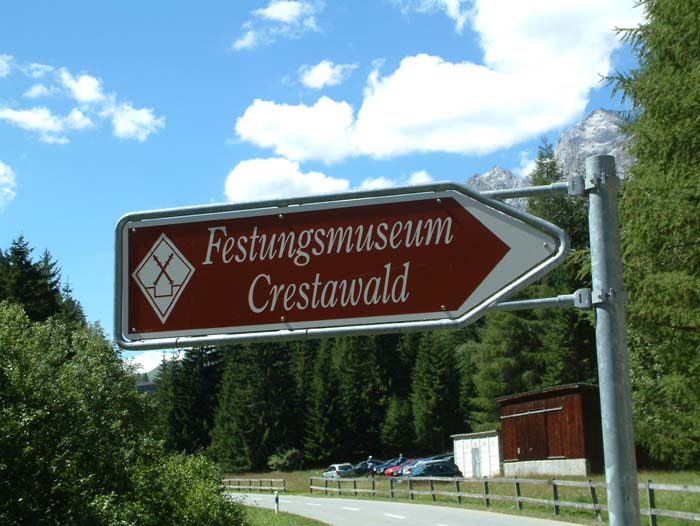 Verkehrszeichen, das ab der Autobahn zur Festung führt.