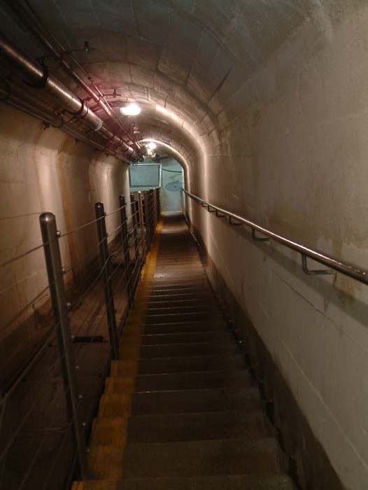 Treppe zwischen der oberen und der mittleren Etage des Bunkers