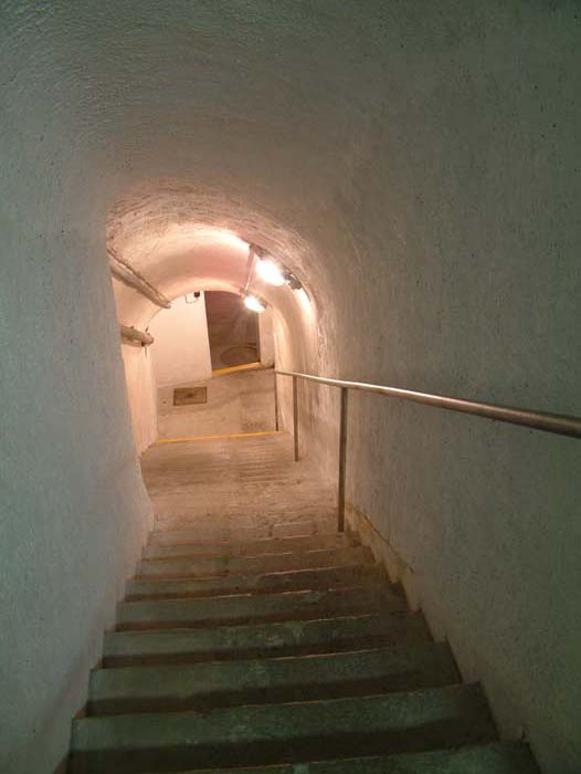 Treppe von der mittleren zur unteren Etage des Bunkers. Auf der unteren Etage befinden sich die Mannschaftsunterkünfte, der Maschinenraum und der Eingang.