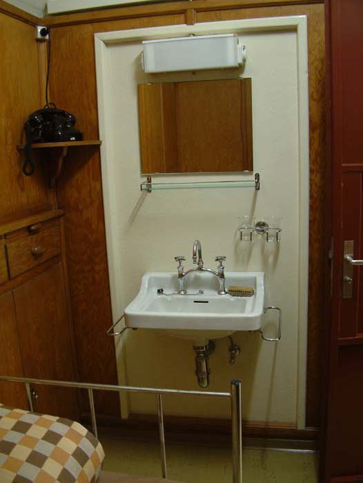 Washing facility and telephone in a officers room