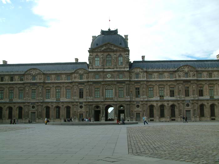 Cour Carrée des Palais-Royal Musée du Louvre. Die große Glaspyramide in der Mitte des Cour Napoleon kann durch die Torbögen gesehen werden.