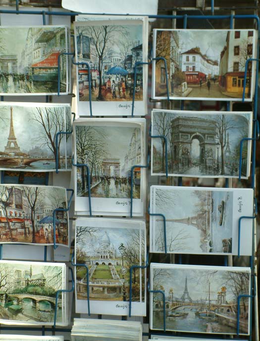 Bei einem der fliegenden Händler an der Seine werden Postkarten mit Motiven von Paris verkauft