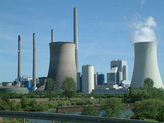 Kraftwerk Staudinger der E.ON AG in Großkrotzenburg. Es verfügt über vier Blöcke mit Steinkohlefeuerung und einen Block für Erdgas und Heizöl. Die installierte Gesamtleistung beträgt rund 2.000 Megawatt.