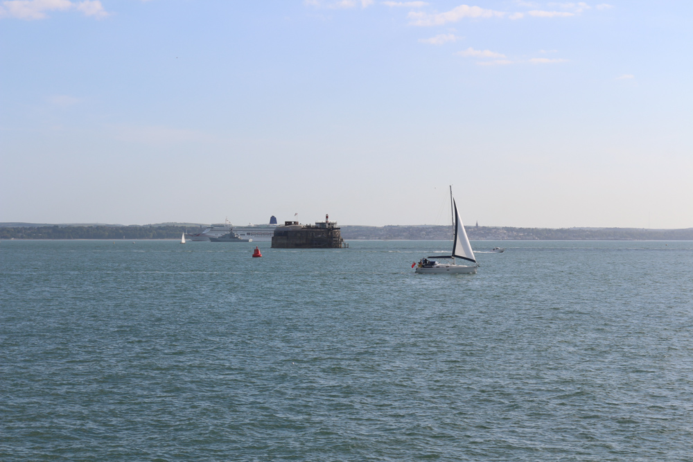 Einfahrt zum Hafen von Portsmouth. Am Horizont ist die Isle of Wight zu sehen.