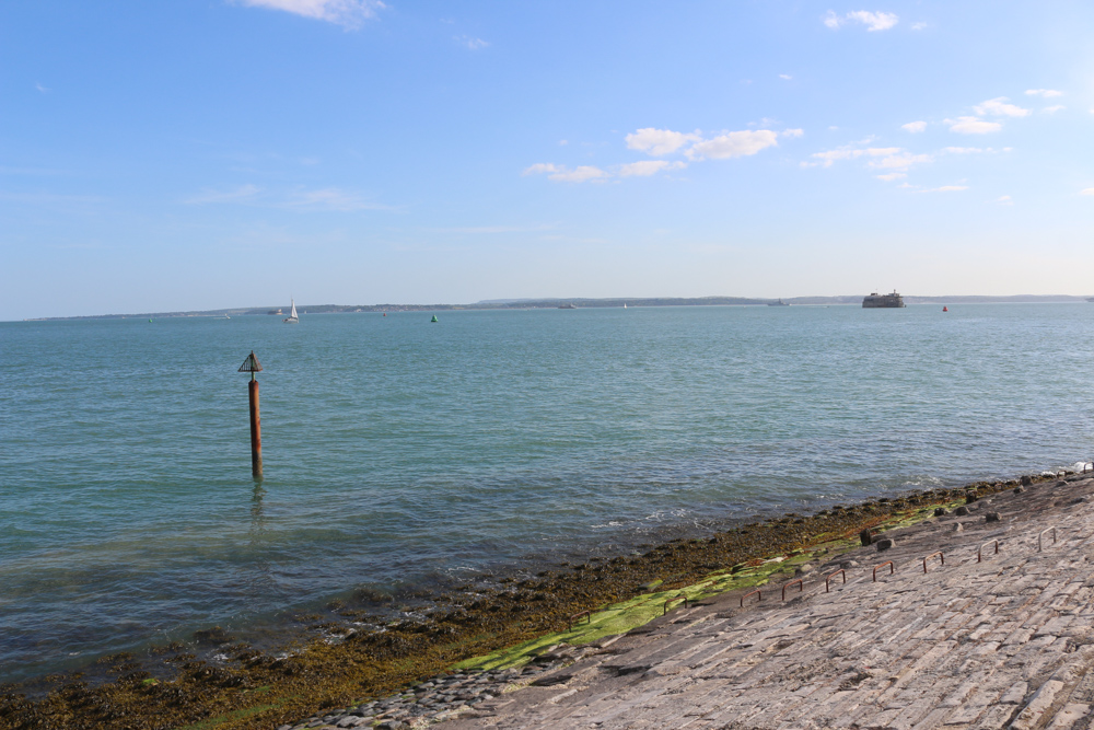 Einfahrt zum Hafen von Portsmouth. Am Horizont ist die Isle of Wight zu sehen.