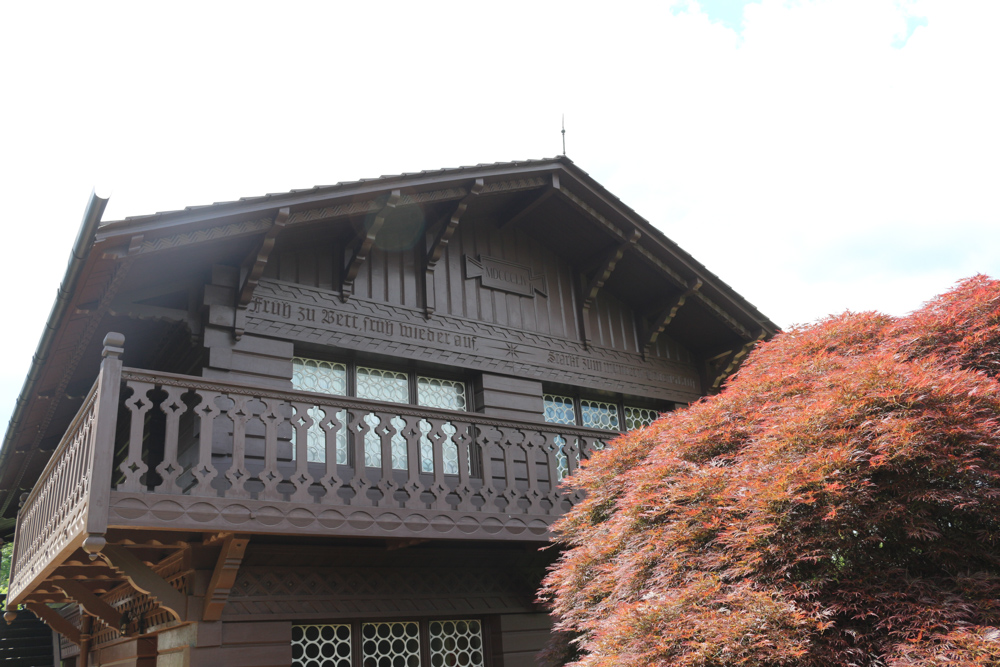 Das Schweizer Berghaus (Swiss Cottage) hat eine Inschrift über dem Balkon: "Früh zu Bett, früh wieder auf, stärkt zum munteren Lebenslauf."