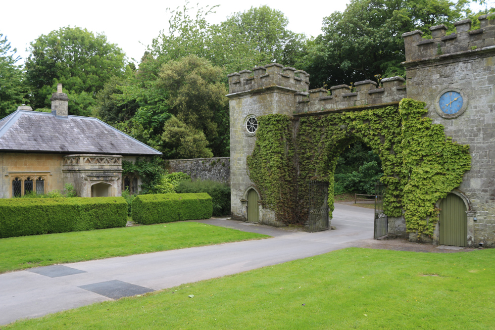 Das alte Eingangstor am Weg hinauf zum Stourhead House