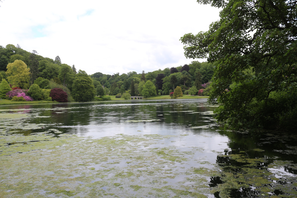 Der große künstliche See in der Mitte der Gärten von Stourhead