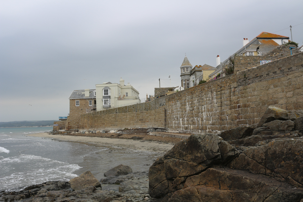 Küstenschutzwälle der kleinen Gemeinde Marazion