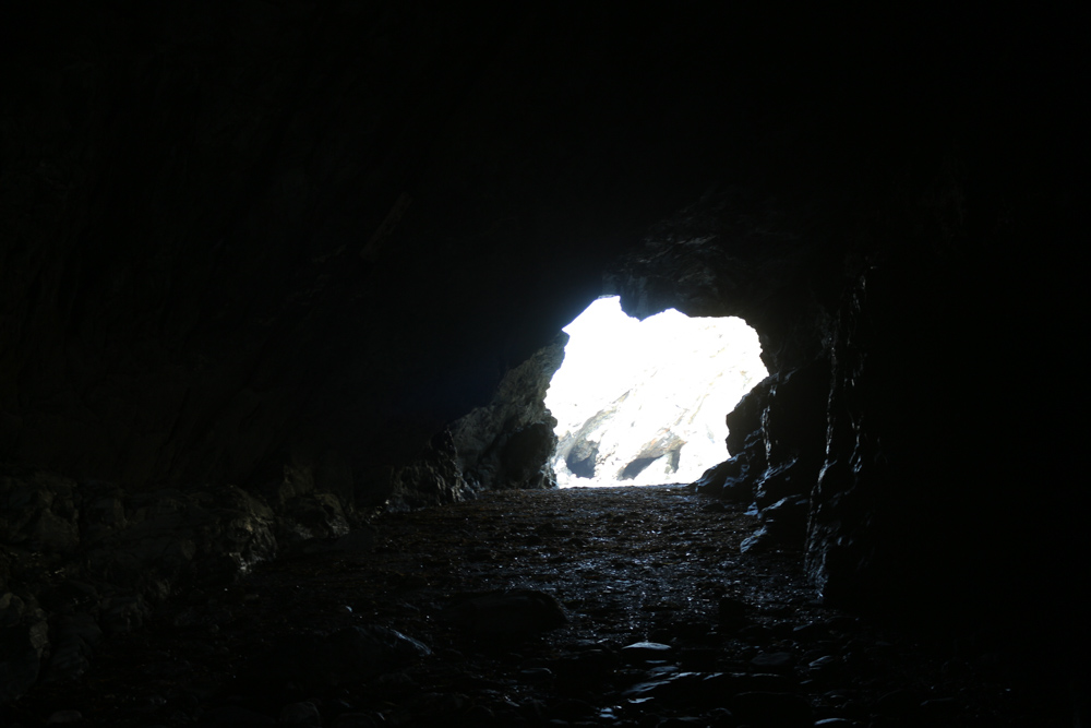 Die so genannte Merlin Höhle unter Tintagel Castle